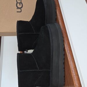 UGG NIB Classic Mini Platform boot size 8 in black